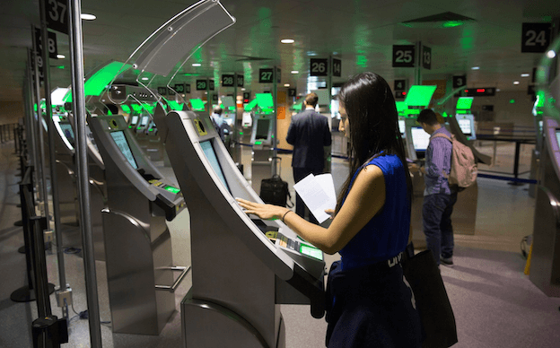 Une femme dans un aéroport aux États-Unis