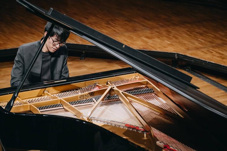 Eric Lu, pianiste lauréat du 1er Prix du concours jouant à la Philharmonie nationale de Varsovie