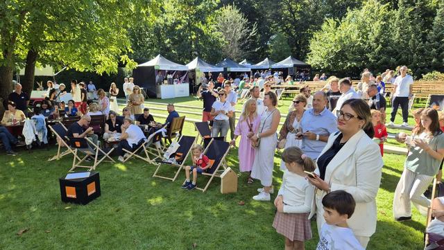 Photo du Pique-nique Familial Français de la CCIFP dans le jardin de la résidence de l'Ambassadeur de France en Pologne