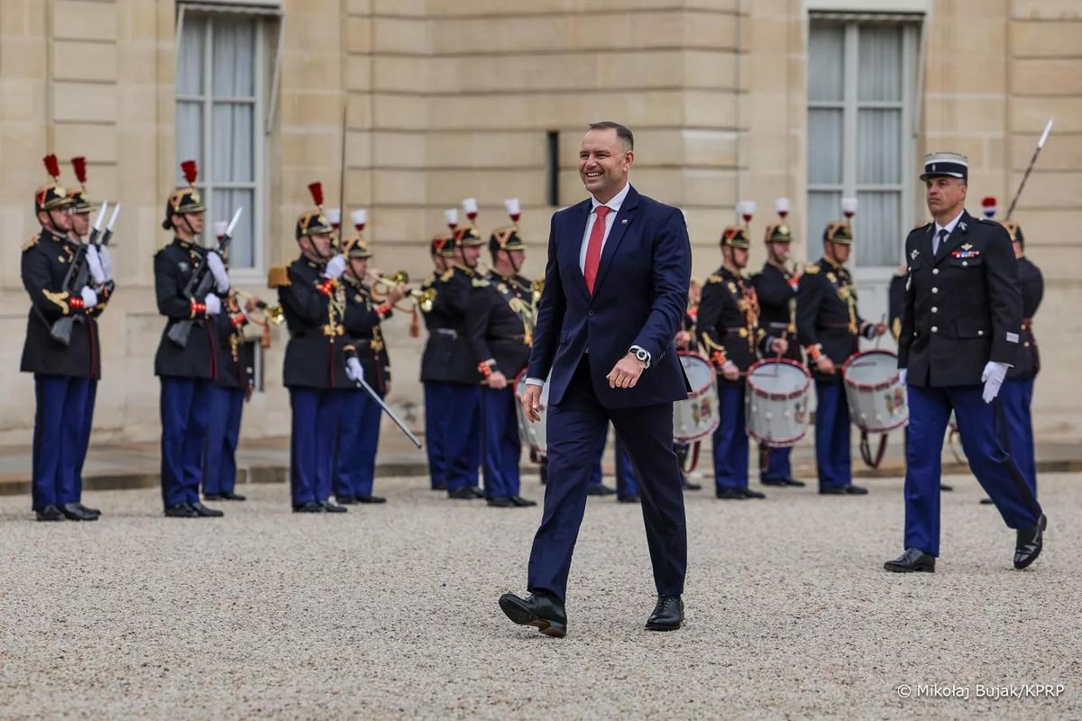 Photo du président Karol Nawrocki dans la cour de l'Élysée