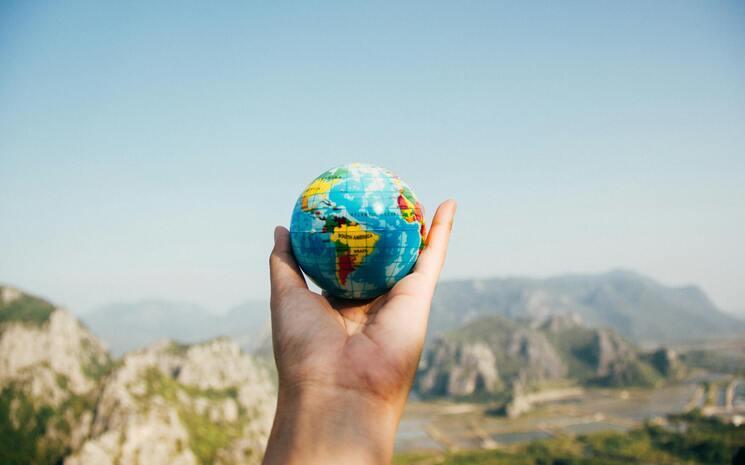 Une main tenant un globe terrestre
