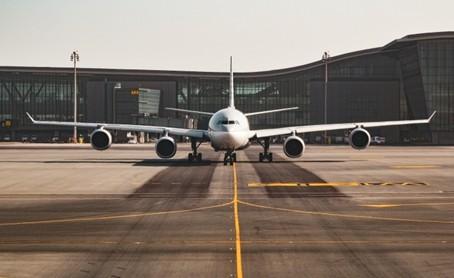 avion sur une piste d'aéroport