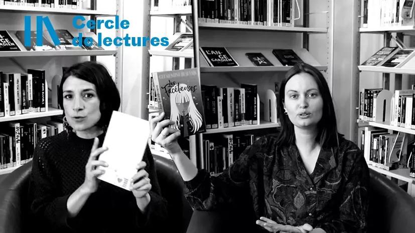 Bibliothécaires Emmanuelle et Marie avec leurs livres