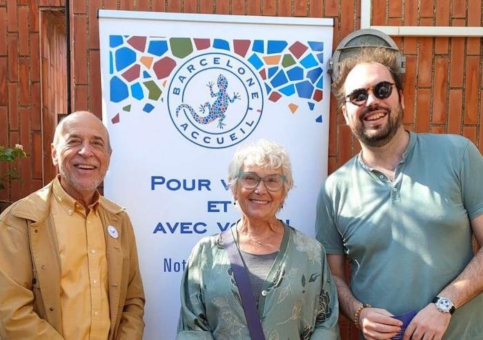 Julien perrier, monique et Paul Pierroux-Taranto devant le kakemono de barcelone accueil