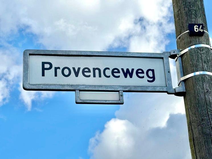 Un panneau avec le nom de rue Provenceweg