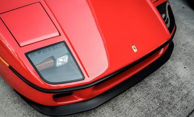 capot d'une voiture rouge Ferrari