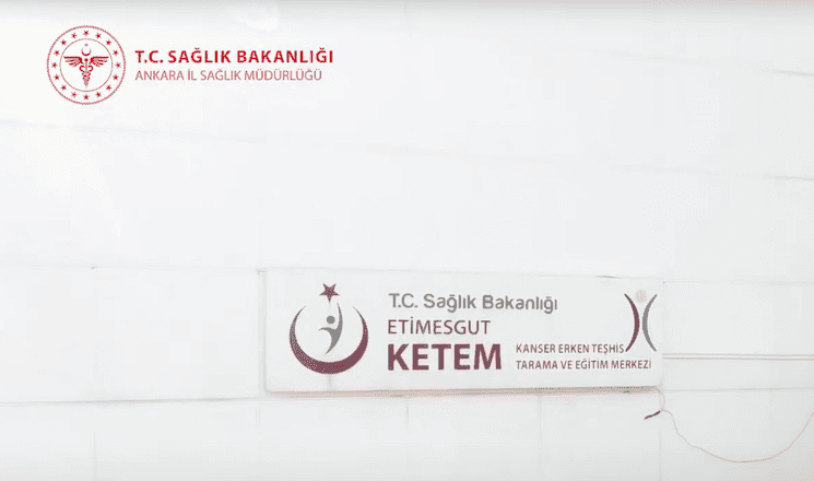 Panneau du centre KETEM à Etimesgut, Ankara, relevant du ministère turc de la Santé.