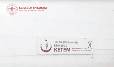 Panneau du centre KETEM à Etimesgut, Ankara, relevant du ministère turc de la Santé.