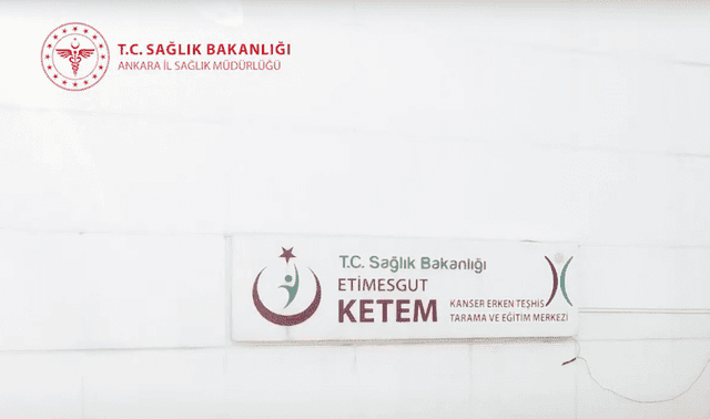 Panneau du centre KETEM à Etimesgut, Ankara, relevant du ministère turc de la Santé.