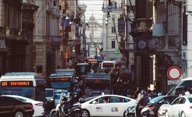 circulation de voitures et bus à rome