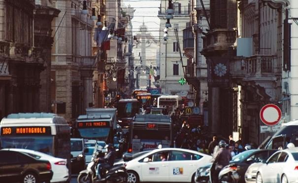 circulation de voitures et bus à rome