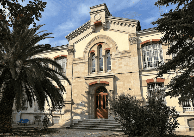 Façade du Consulat général de France à Istanbul à Beyoğlu, photographie officielle 2025.