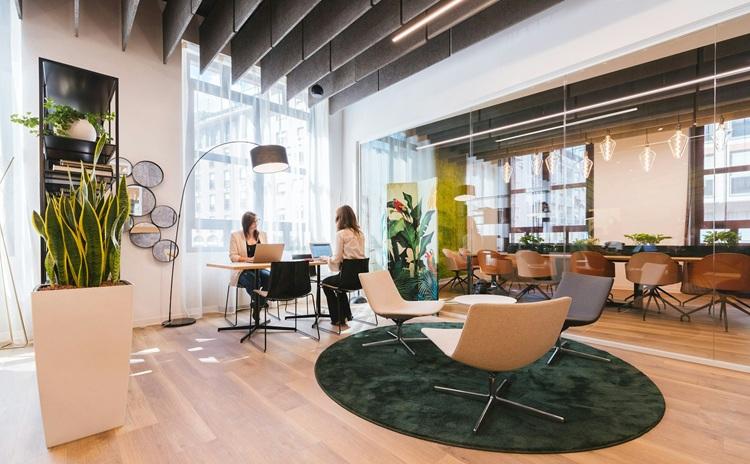 deux femmes travaillent dans une entreprise