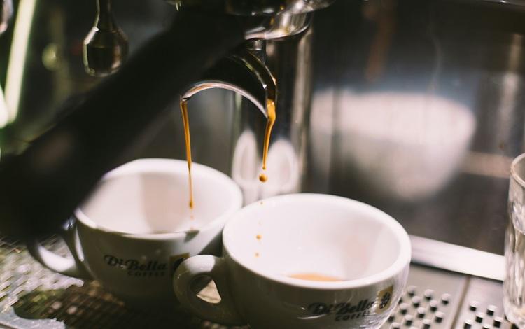 deux tasses de café en porcelaine blanche sur une cafetière