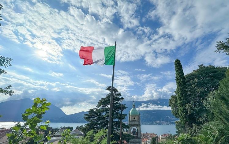 drapeau italien qui flotte devant un clocher