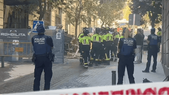 les pompiers de madrid sur la scène de l'effondrement de l'immeuble Rue Hileras