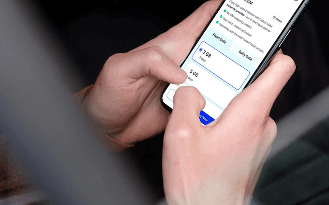 Deux mains sur un téléphone