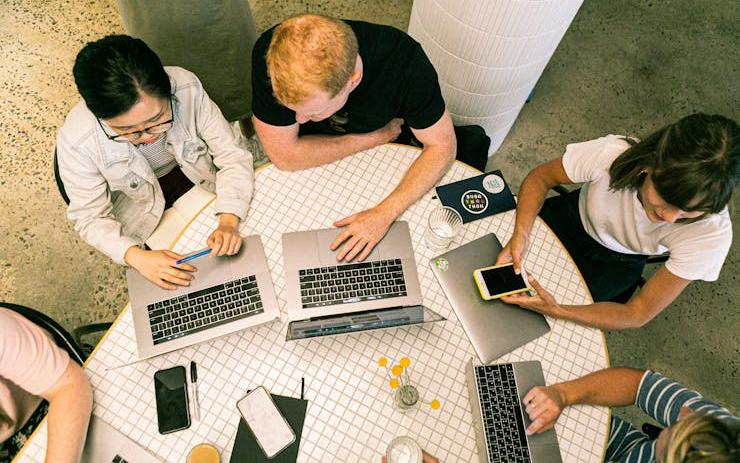Pourquoi les espaces de travail hybrides redéfinissent la culture d’entreprise