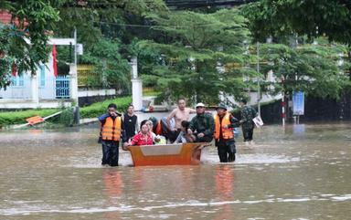 Évacuation des habitants des zones affectées dans la province de Tuyên Quang.