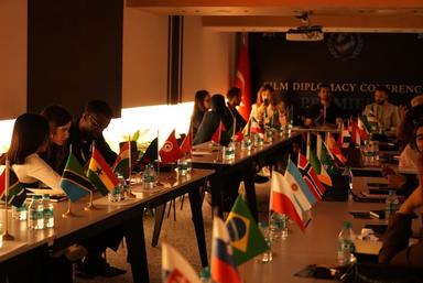 Jeunes délégués internationaux à la Film Diplomacy Premiere 2025 à Istanbul, lors d’une session de débats à CoBAC Eminönü.