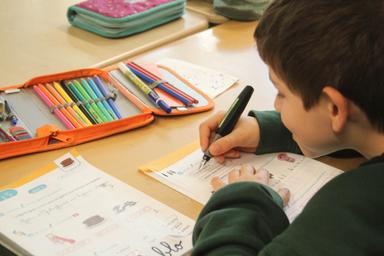 Un élève de primaire en train de faire un exercice de francais