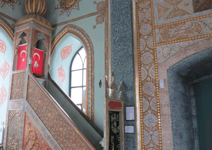 Minber décoré de la mosquée Yeşil à Kütahya, orné de motifs ottomans et de drapeaux turcs.