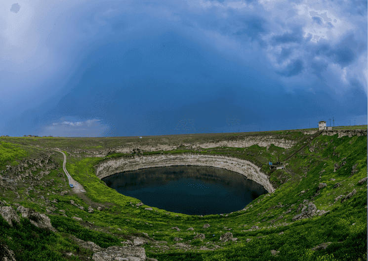 Dolines en Turquie : un obruk rempli d’eau dans la région de Konya, conséquence de la sécheresse et de l’agriculture intensive.