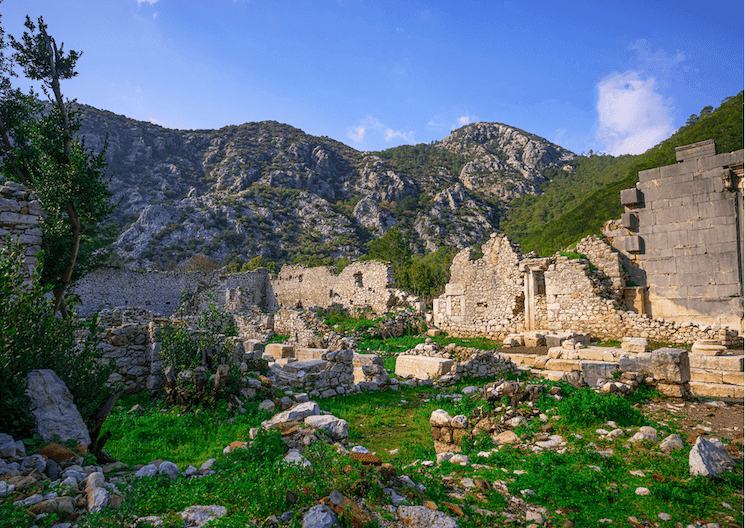 Ruines antiques d’Olympos entourées de montagnes sur la côte lycienne, dans le sud de la Turquie.