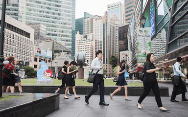 Des personnes marchent dans les rues de Singapour