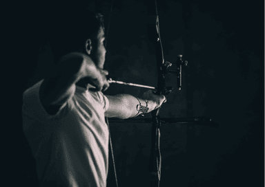 Archer en position de tir à l’arc, illustrant la tradition du tir sportif en Turquie