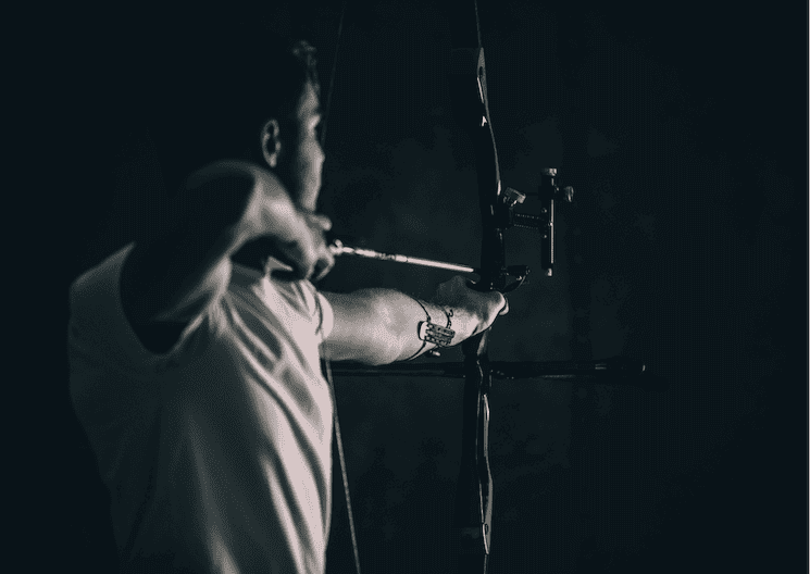 Archer en position de tir à l’arc, illustrant la tradition du tir sportif en Turquie