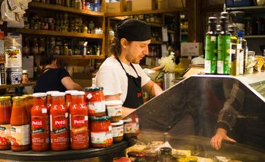 un homme derrière un comptoir dans un restaurant
