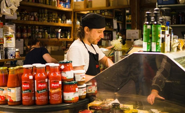 un homme derrière un comptoir dans un restaurant