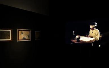 une femme assise les yeux bandés à un bureau dans une pièce noire