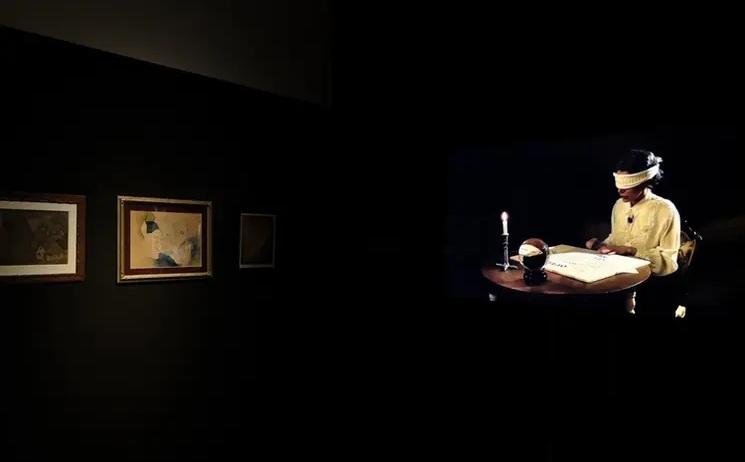 une femme assise les yeux bandés à un bureau dans une pièce noire