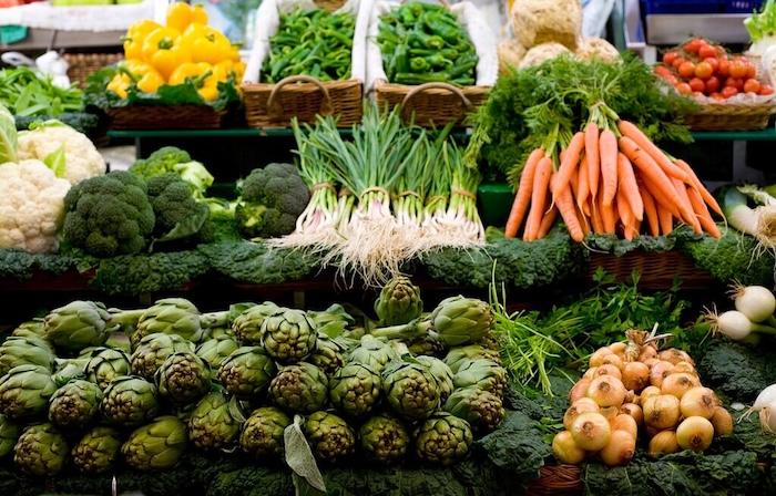 panier de courses durables sur l'étal d'un marché à valencia