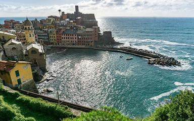 vue sur un petit village au bord de l'eau