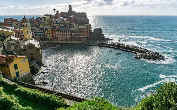 vue sur un petit village au bord de l'eau