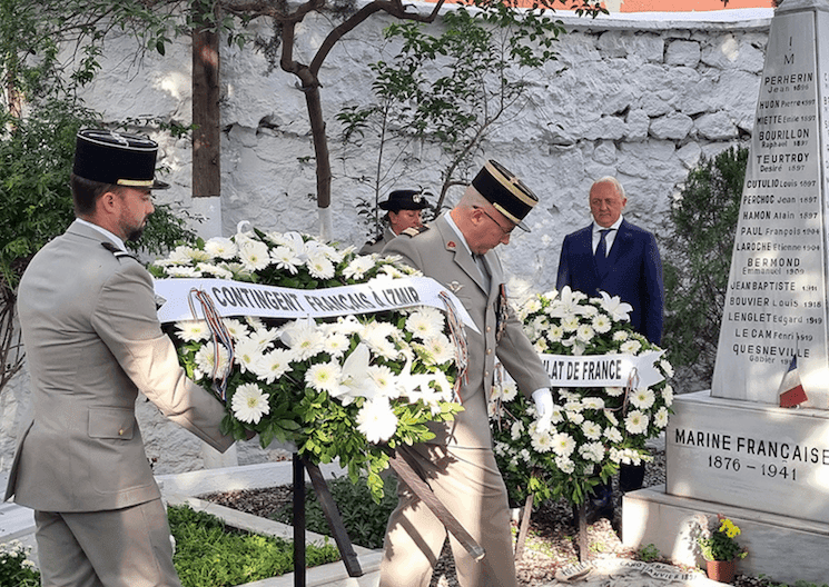 Cérémonie du 11 novembre au cimetière de Paşaköprü à Izmir, dépôt de gerbes par le contingent français.