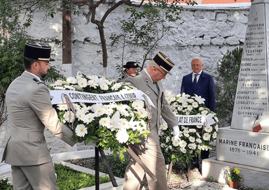 Cérémonie du 11 novembre au cimetière de Paşaköprü à Izmir, dépôt de gerbes par le contingent français.