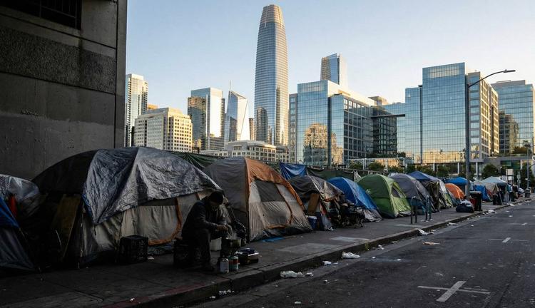 Des tantes de sans abris devant la Tour Salesforce