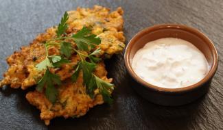 Des beignets de chou-fleur et sa sauce.