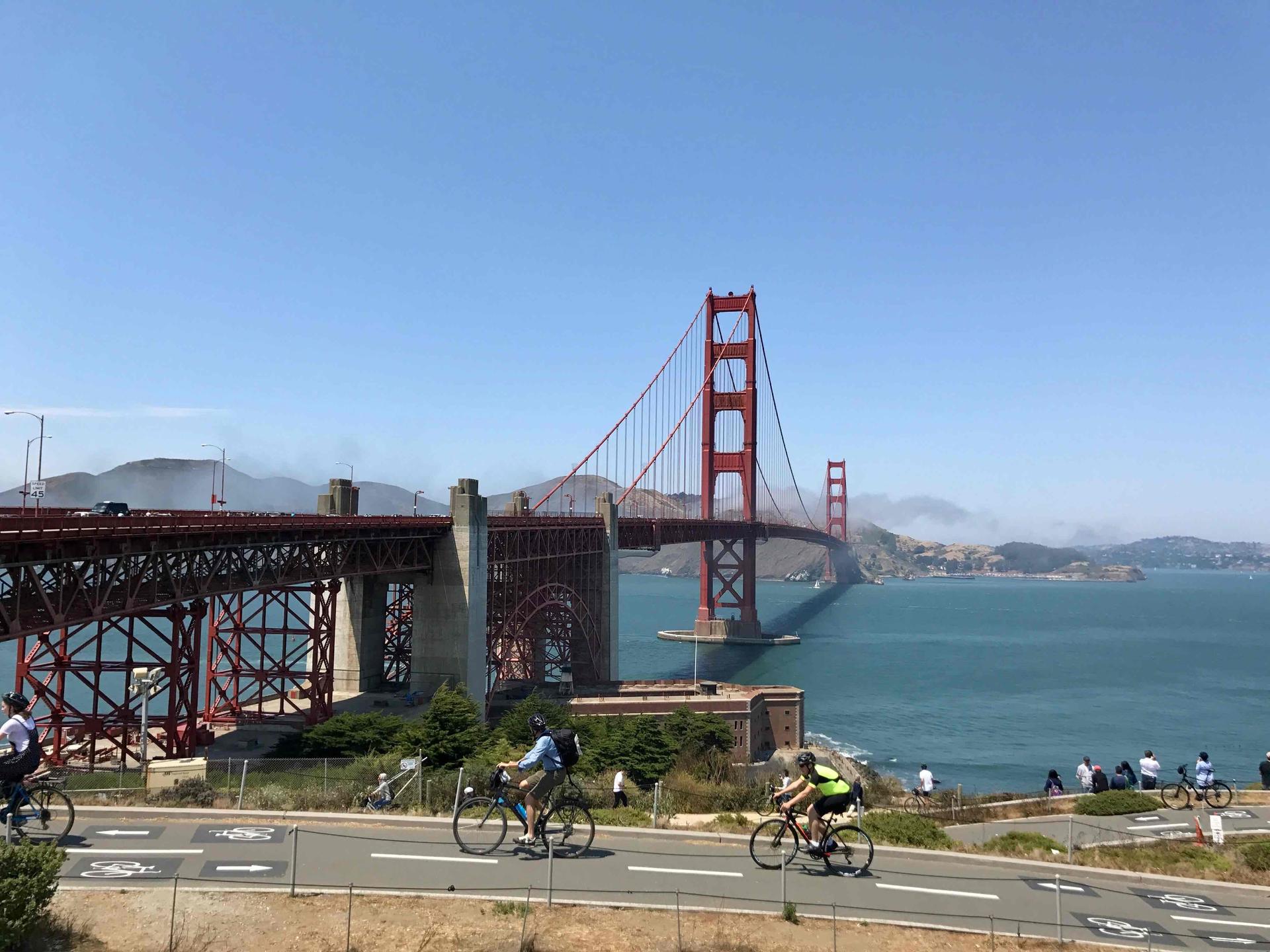 Des cyclistes à San Francisco près du Golden Gare Bridge