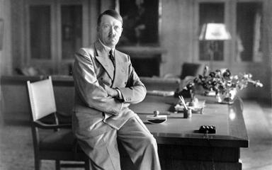 Photo d'Hitler assis sur son bureau