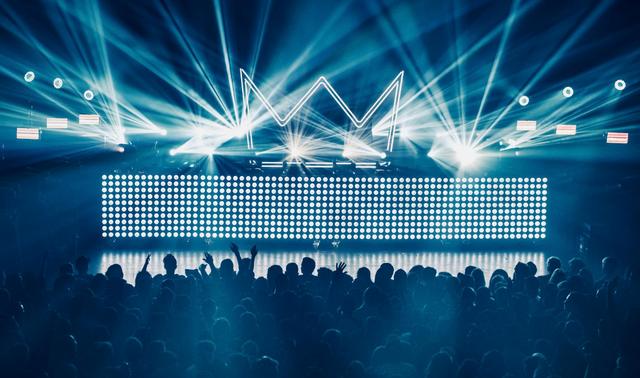 Une foule à une concert de musique électronique