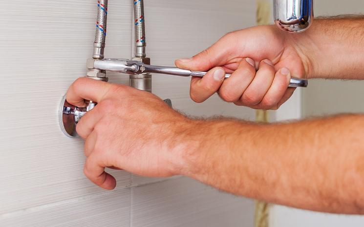 Comment réparer une chasse d'eau qui coule