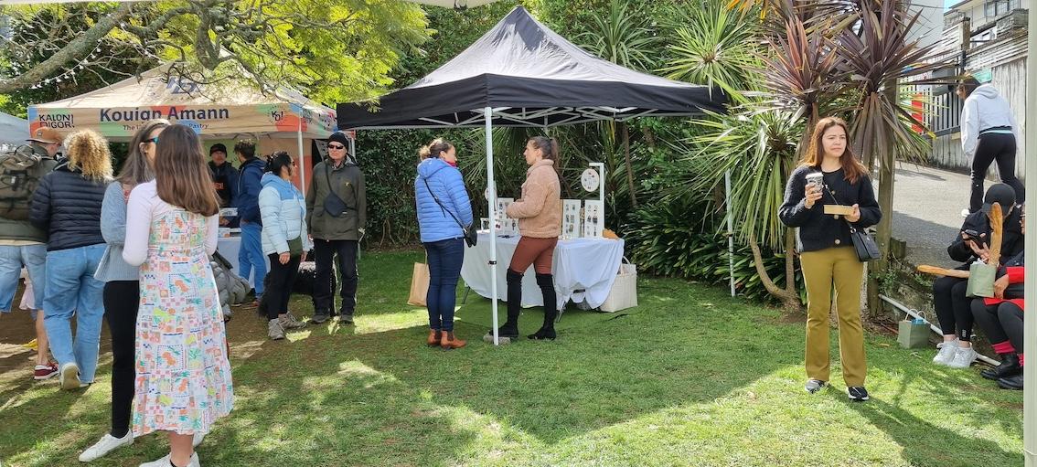 French Market 2024 - stands dans les jardins de l'Alliance Francaise par jour de beau temps