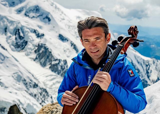 Gauthier Capuçon avec son violon à la montagne