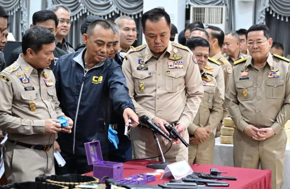 Le Premier ministre thaïlandais et les forces de police