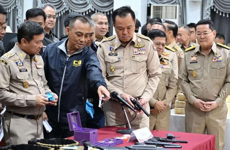 Le Premier ministre thaïlandais et les forces de police